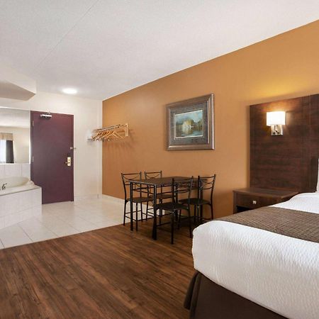 Days Inn By Wyndham Лемингтон Екстериор снимка